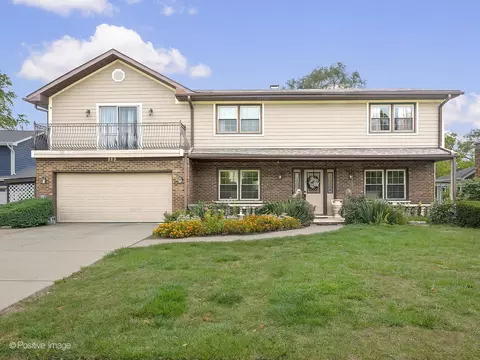 889 Marston Ct, Glen Ellyn, IL 60137