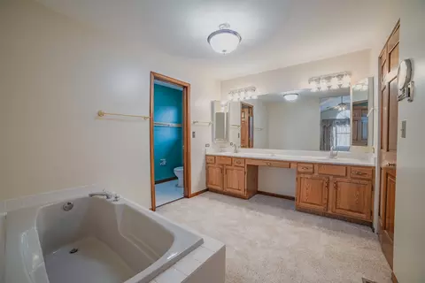 Bath - 626 Chatham Cir, Algonquin, IL 60102 photo 1 of 4