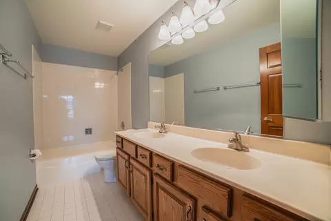 Bath - 626 Chatham Cir, Algonquin, IL 60102 photo 3 of 4