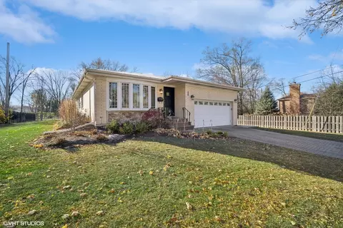 715 E Frederick St, Arlington Heights, IL 60004