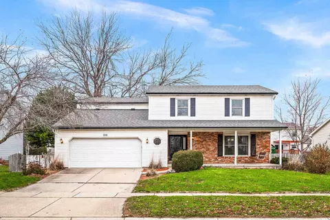 206 Lake Shore Cir, Bloomington, IL 61704