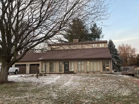 54 Carriage Hill Dr, Sterling, IL 61081