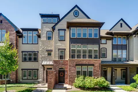 676 Parkside Ct, Libertyville, IL 60048