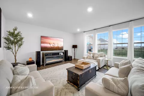 Living - 3617 Edelweiss Rd, Elgin, IL 60124 photo 2 of 3