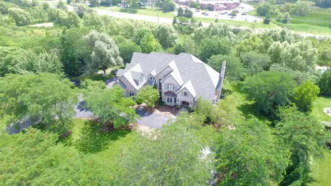 36 Old Lake Rd, Hawthorn Woods, IL 60047