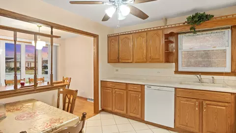 8033 Mcvicker Ave, Burbank, IL 60459 photo 5