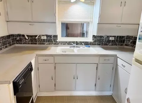 Kitchen - 1429 N Wolf Rd, Berkeley, IL 60163 photo 1 of 2