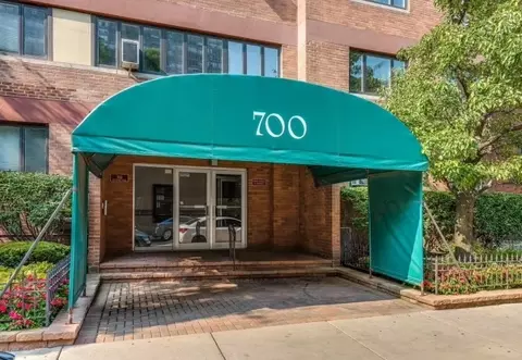 700 W Bittersweet Pl #706, Chicago, IL 60613
