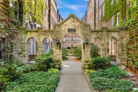 2335 W Farwell Ave #3N, Chicago, IL 60645