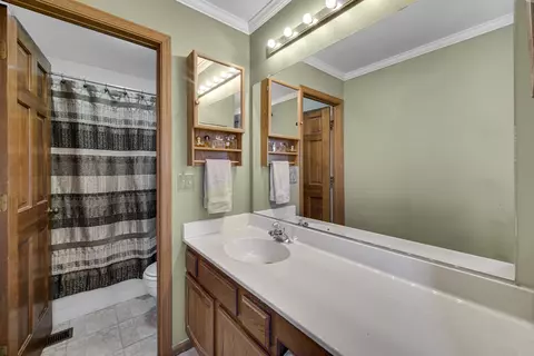 Bath - 1237 Thrun Dr, Batavia, IL 60510 photo 2 of 3