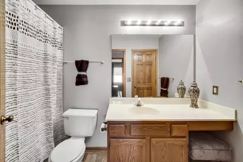 Bath - 1237 Thrun Dr, Batavia, IL 60510 photo 3 of 3
