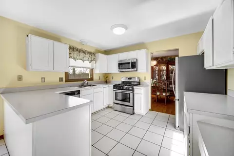 Kitchen - 1237 Thrun Dr, Batavia, IL 60510 photo 2 of 3