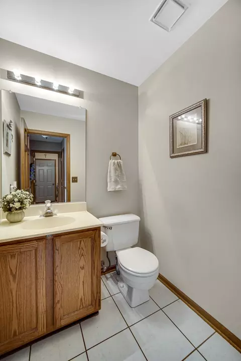 Bath - 1237 Thrun Dr, Batavia, IL 60510 photo 1 of 3