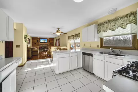 Kitchen - 1237 Thrun Dr, Batavia, IL 60510 photo 1 of 3
