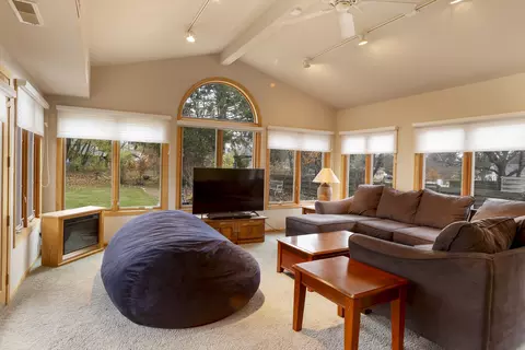 Living - 329 Park Crest Dr, Freeport, IL 61032 photo 3 of 3