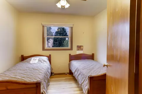 Bedroom - 329 Park Crest Dr, Freeport, IL 61032 photo 4 of 4