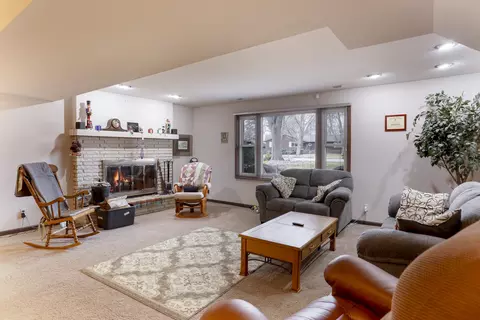 Living - 329 Park Crest Dr, Freeport, IL 61032 photo 1 of 3