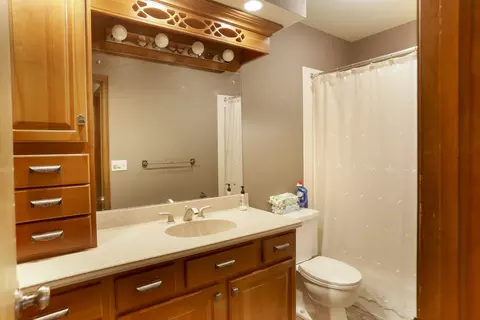 Bath - 329 Park Crest Dr, Freeport, IL 61032 photo 1 of 3