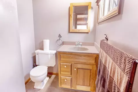 Bath - 329 Park Crest Dr, Freeport, IL 61032 photo 2 of 3