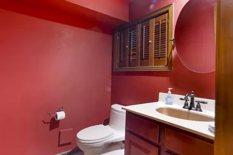 Bath - 329 Park Crest Dr, Freeport, IL 61032 photo 3 of 3