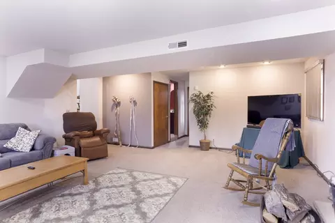 Living - 329 Park Crest Dr, Freeport, IL 61032 photo 2 of 3