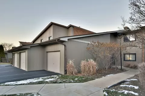 2 S407 Emerald Green Dr #B, Warrenville, IL 60555