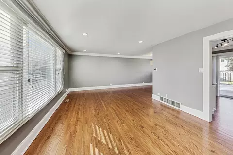 1876 Cambridge Ln, Wheaton, IL 60189 photo 3