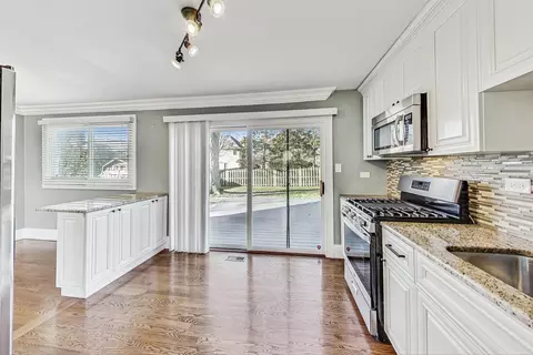 1876 Cambridge Ln, Wheaton, IL 60189 photo 5