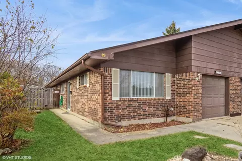 1231 Fulton Dr, Streamwood, IL 60107