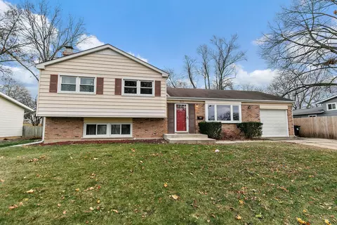 717 Elsinoor Ln, Crystal Lake, IL 60014