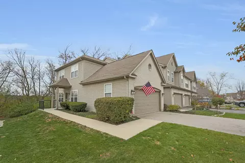 2826 Cobblestone Dr, Crystal Lake, IL 60012