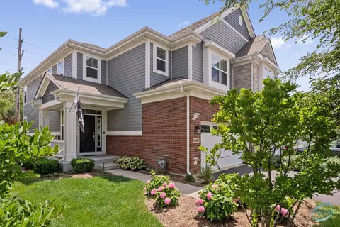 3 S689 Breme Dr E, Warrenville, IL 60555