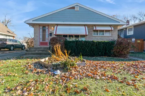 16933 Sunset Ridge Dr, Country Club Hills, IL 60478