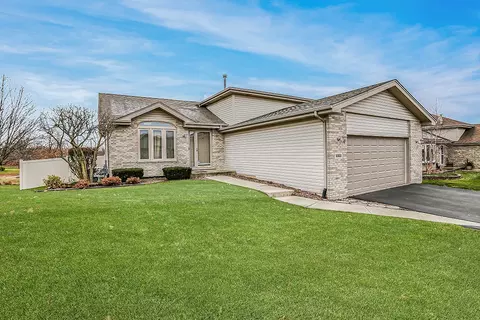 1321 E Collingwood Dr, Lockport, IL 60441