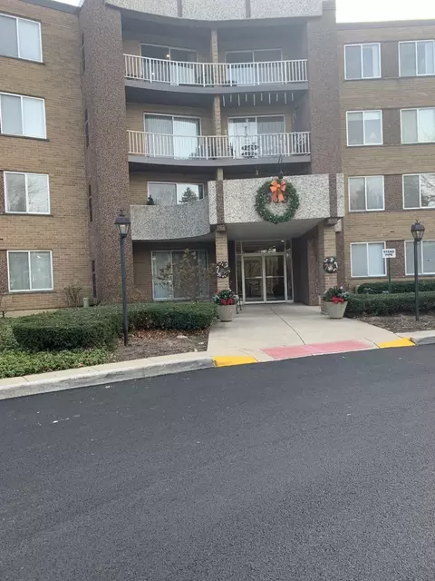909 E Kenilworth Ave #318, Palatine, IL 60074