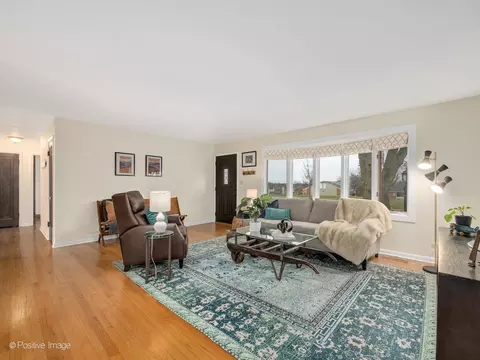 Living - 110 59th St, Willowbrook, IL 60527 photo 2 of 6