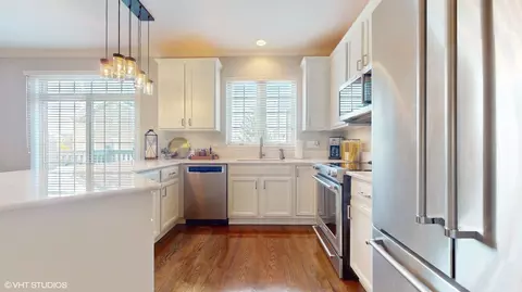 Kitchen - 656 Astor Ln, Wheeling, IL 60090 photo 3 of 4