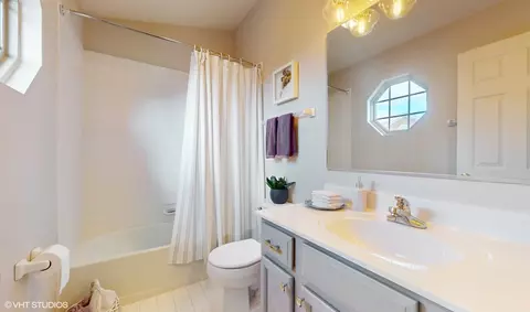 Bath - 656 Astor Ln, Wheeling, IL 60090 photo 2 of 3