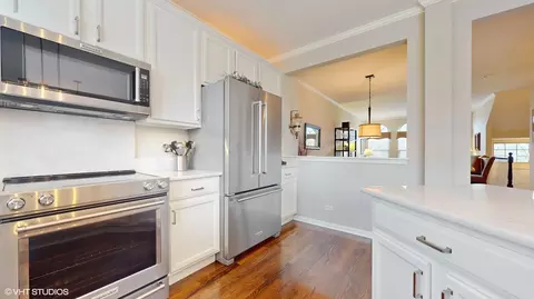 Kitchen - 656 Astor Ln, Wheeling, IL 60090 photo 4 of 4
