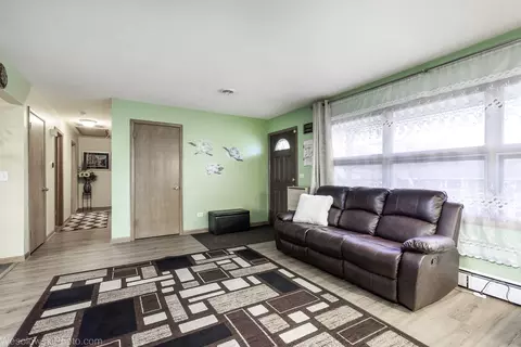 Living - 509 Summit St, Algonquin, IL 60102 photo 3 of 3