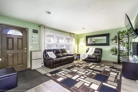Living - 509 Summit St, Algonquin, IL 60102 photo 1 of 3