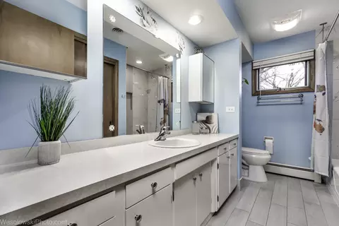 Bath - 509 Summit St, Algonquin, IL 60102 photo 1 of 2