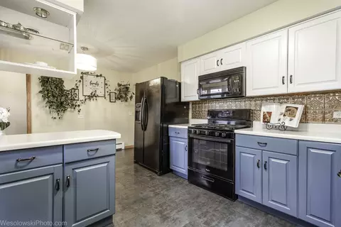 Kitchen - 509 Summit St, Algonquin, IL 60102 photo 3 of 4