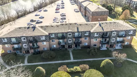 9389 Bay Colony Dr #2W, Des Plaines, IL 60016