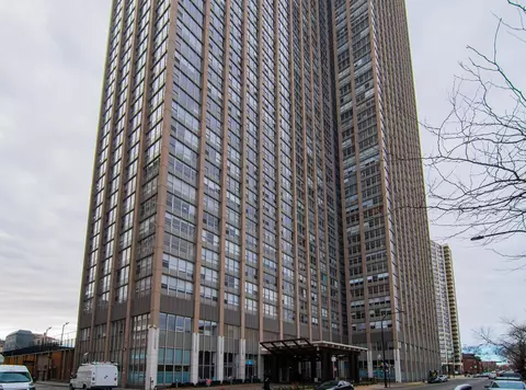 655 W Irving Park Rd #607, Chicago, IL 60613