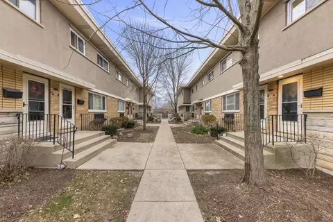 626 S Milwaukee Ave #A, Libertyville, IL 60048