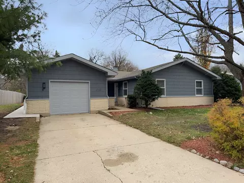 4720 W Cumberland Cir, Mchenry, IL 60050