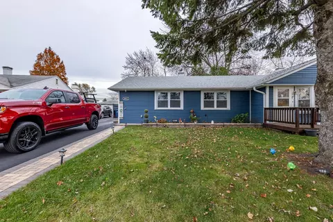 8833 S Corcoran Rd, Hometown, IL 60456