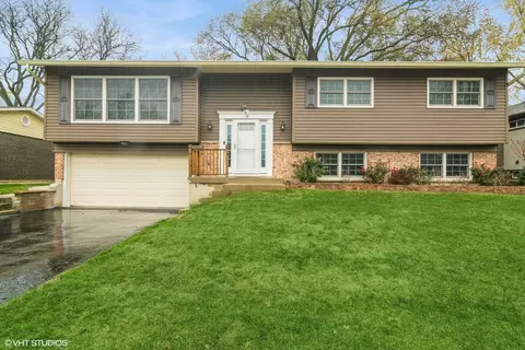 702 W Burning Tree Ln, Arlington Heights, IL 60004