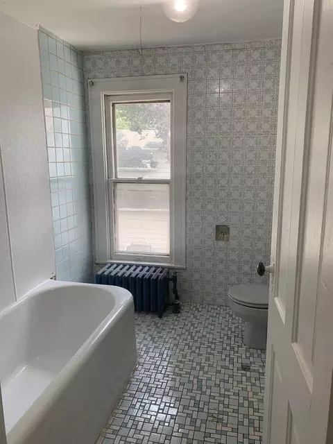 Bath - 537 E Chicago St, Elgin, IL 60120 photo 3 of 3